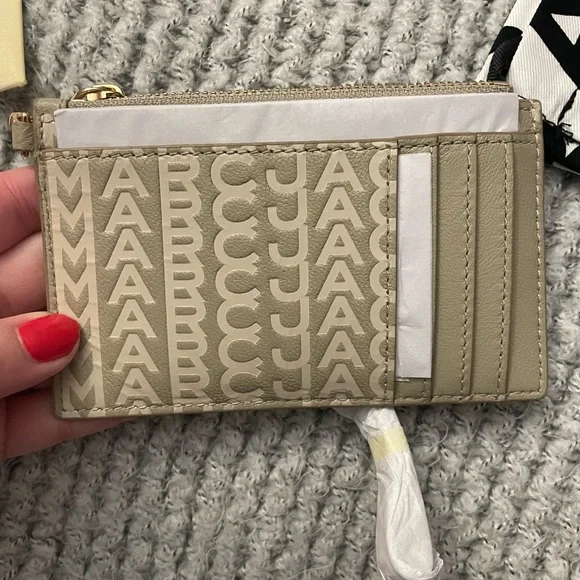 BRAND NEW MARC JACOBS MONOGRAM LEATHER WRISTLET. - Picture 6 of 9